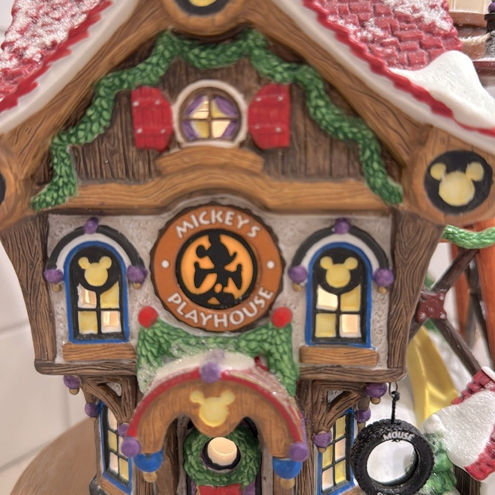 ❤️🎄❤️ Dept 56 | Mickey’s North Pole Holiday House | North Pole Series ❤️🎄❤️ - Picture 10 of 14